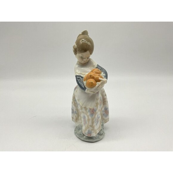 Lladro "VALENCIAN GIRL HOLDING ORANGES" Retired Porcelain Figurine # 4841 Mint - Picture 5 of 16